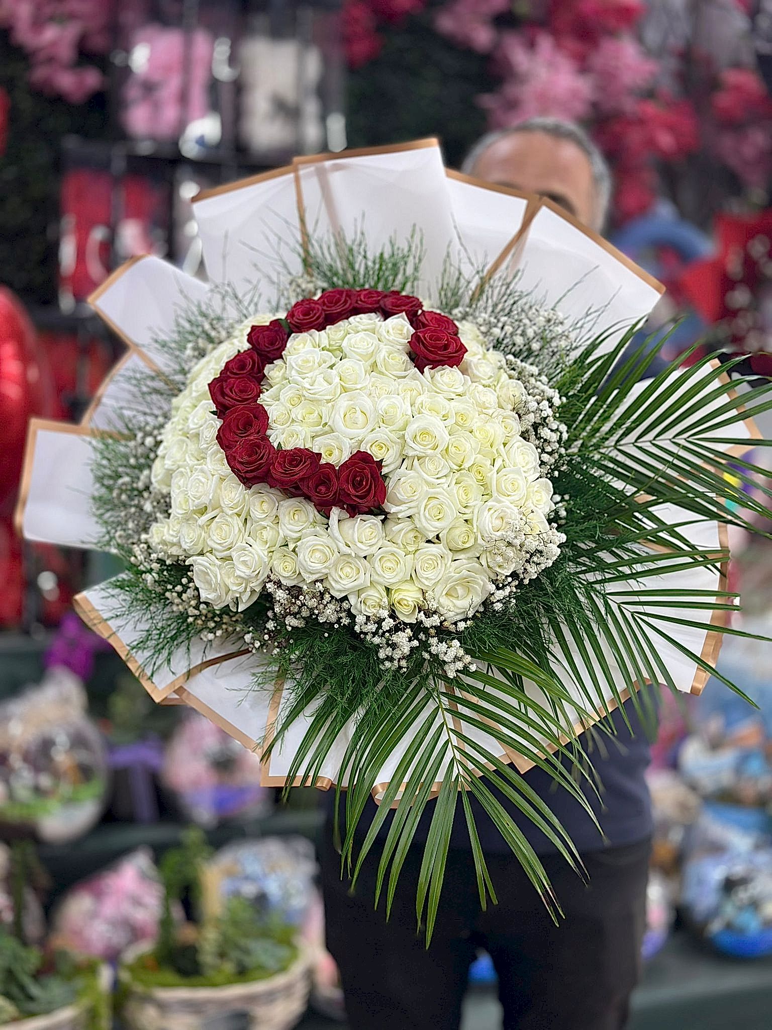 100 Adet Baş Harfli Beyaz Gül Buketi