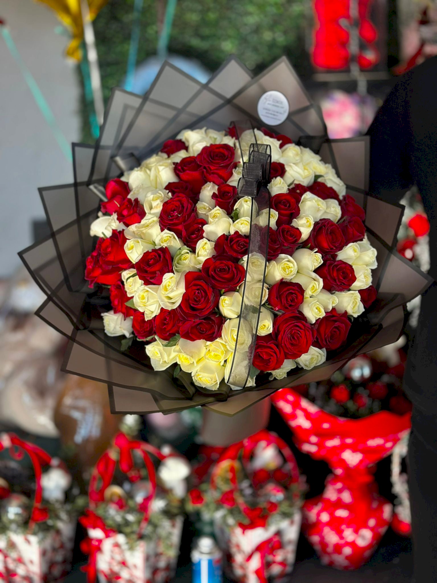 100 Adet Kırmızı ve Beyaz Gül Buketi