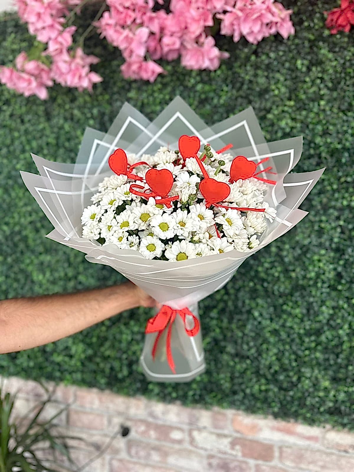 Kırmızı Kalp Çubuklu Papatya Buketi