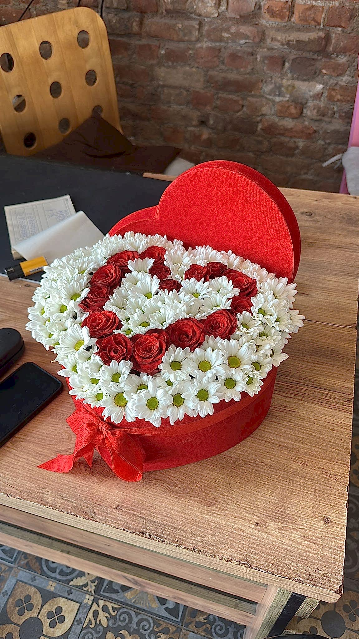 Kırmızı Kalp Kutuda Papatya ve Gül