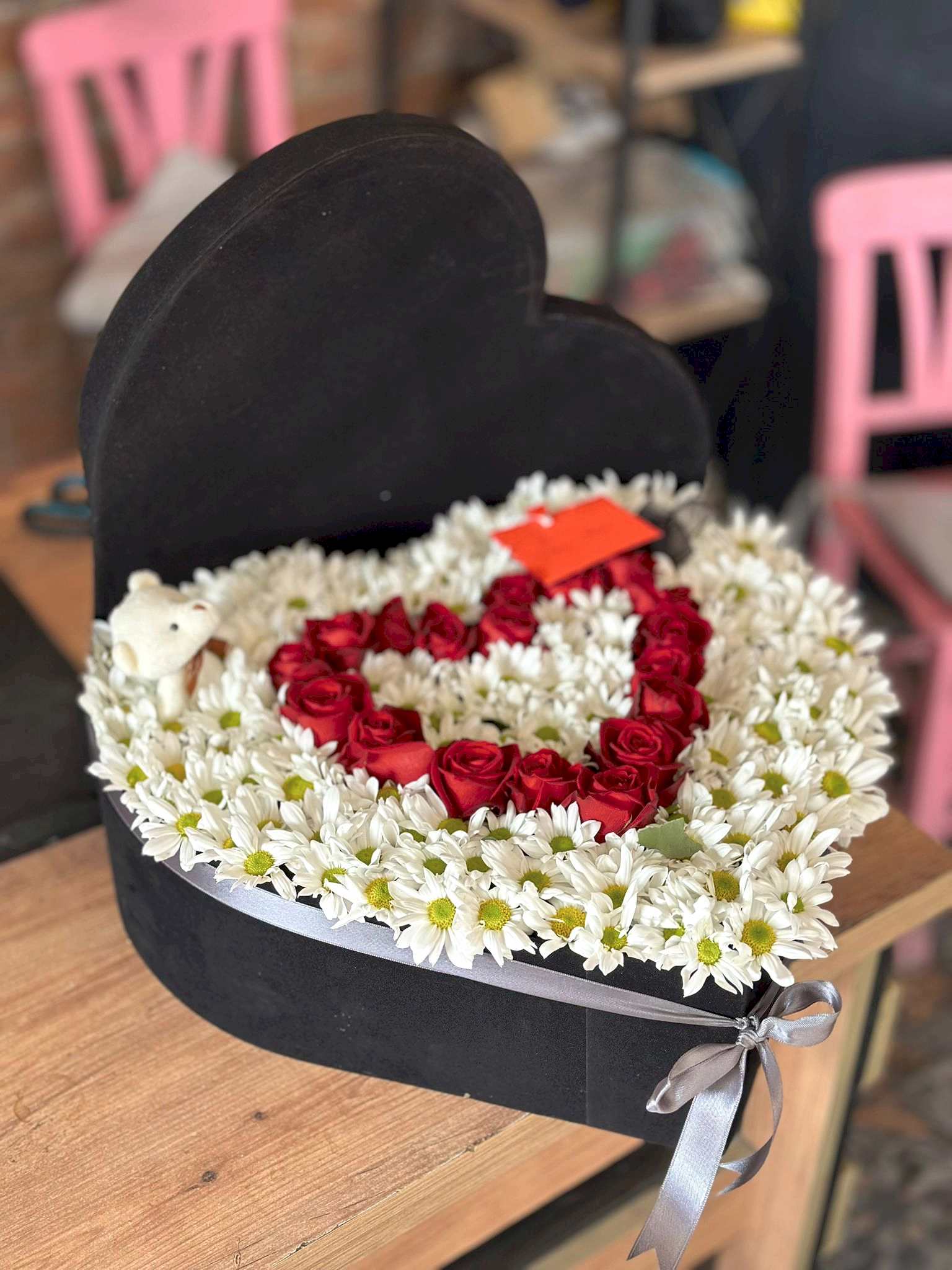 Siyah Kalp Kutuda Papatya ve Gül